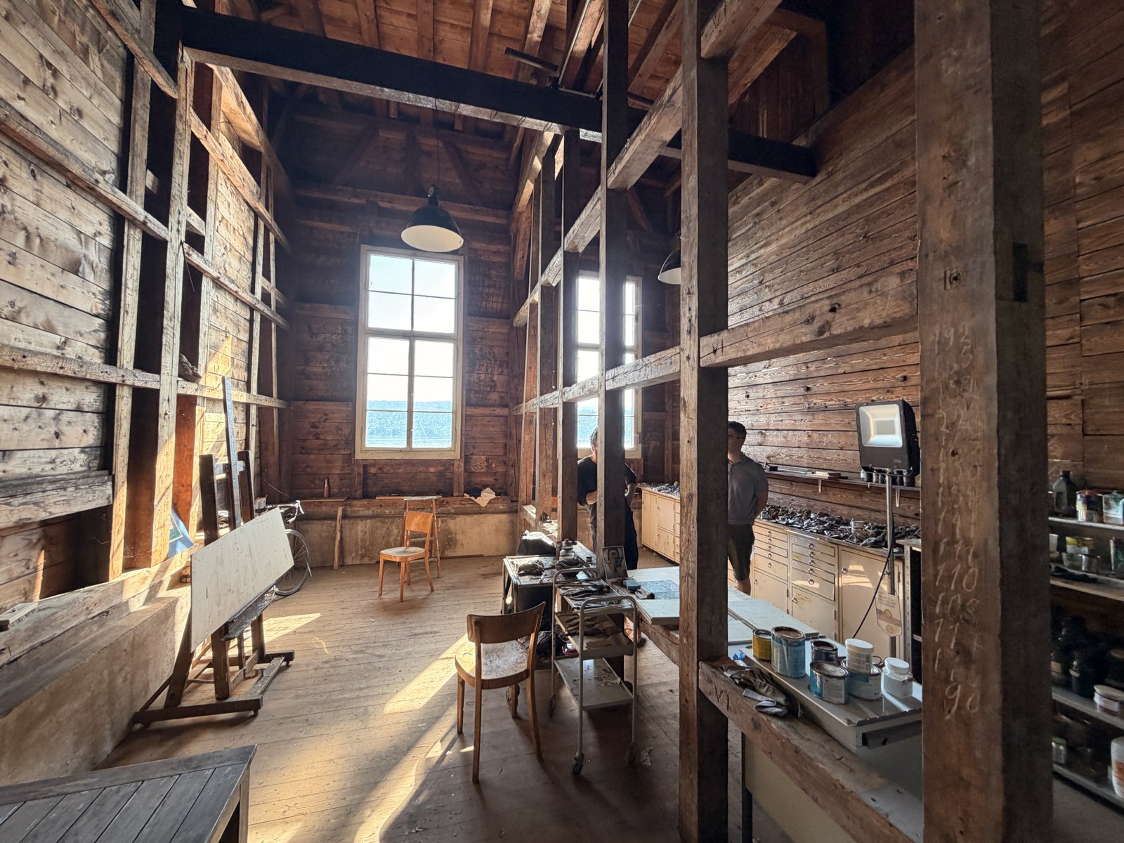 Holz-Werkraum mit Seeblick